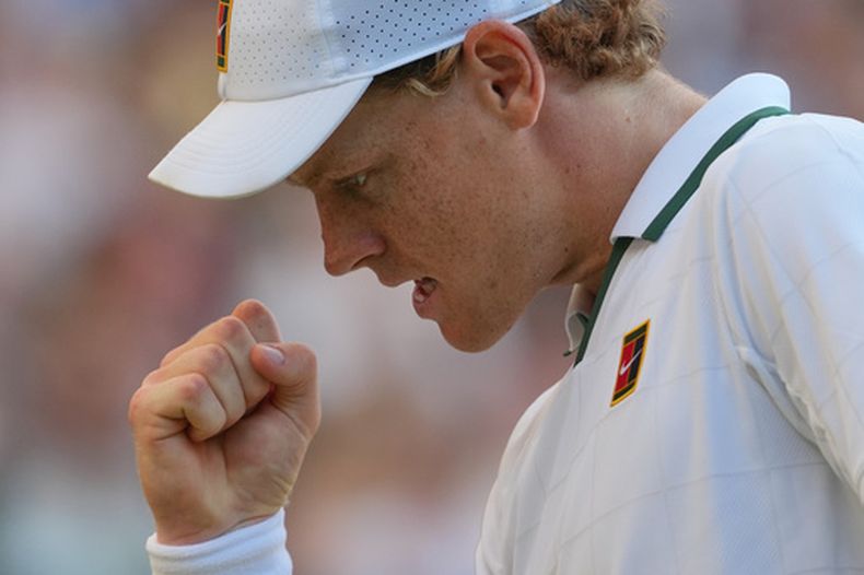 El italiano Jannik Sinner celebra al ganar un punto ante el alemán Alexander Zverev en la final de Wimbledon el domingo 12 de julio del 2026. (AP Foto/Kin Cheung)