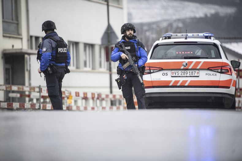 Agentes de policía resguardan una zona donde se registró un tiroteo, en Sion, Suiza, el lunes 11 de diciembre de 2023. (Louis Dasselborne/Keystone vía AP)