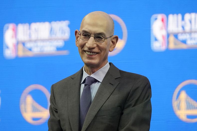 ARCHIVO - Foto del 6 de noviembre del 2023, el comisionado de la NBA Adam Silver sonríe en conferncia de prensa para anunciar el Juego de Estrellas 2025 en San Francisco. (AP Foto/Jeff Chiu, Archiv)