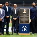 Chris Young, Dellin Betances, Derek Jeter, CC Sabathia y Andy Pettitte posan durante la ceremonia de inducción de Sabathia al Monument Park antes de un partido de béisbol entre los Yankees de Nueva York y los Orioles de Baltimore, el 25 de septiembre de 2026, en Nueva York. (Foto AP/Noah K. Murray)
