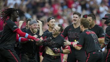 Spencer Steer de loe Rojos de Cincinnati celebra con sus compañeros tras conectar el jonrón de dos carreras en la 11ma entrada para la victoria ante los Padres de San Diego el viernes 30 de junio del 2023. (AP Foto/Aaron Doster)