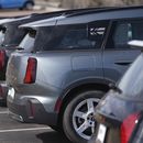 Vehículos utilitarios no vendidos Countryman 2025 en exhibición en una concesionaria de Mini el domingo 23 de marzo de 2025, en Highlands Ranch, Colorado. (AP Foto/David Zalubowski)