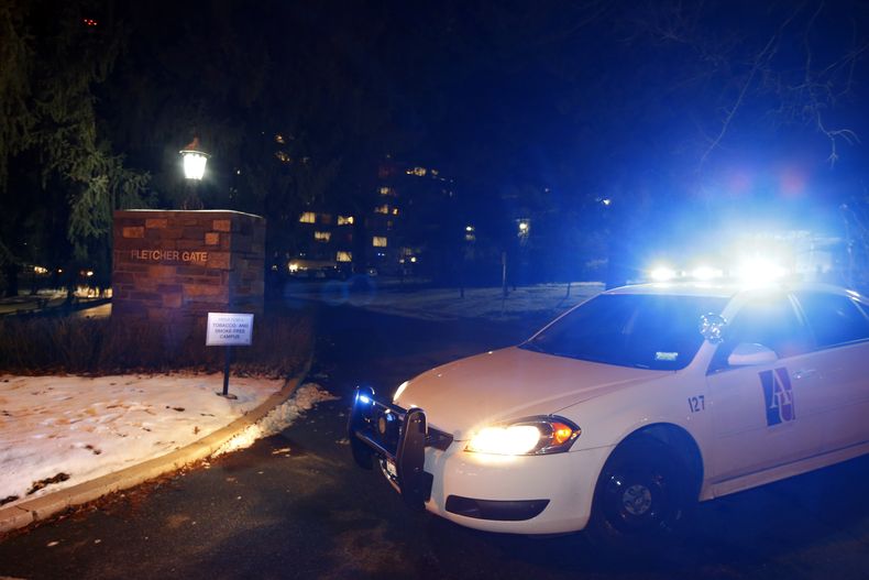 Un veh&iacute;culo de la polic&iacute;a obstaculiza la entrada a la American University, el mi&eacute;rcoles 11 de diciembre de 2013, en Washington. El campus cerr&oacute; de emergencia luego de que la polic&iacute;a recibi&oacute; llamadas para informar
