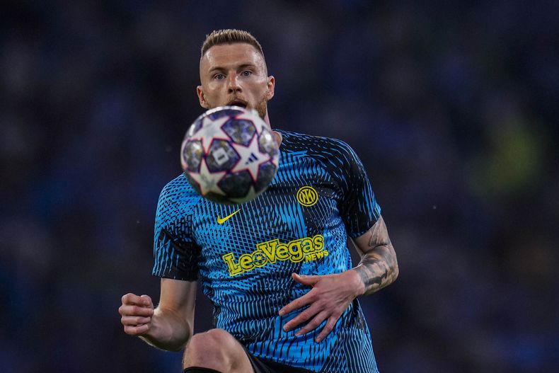 Milan Skriniar, del Inter de Milán, calienta antes de la final de la Liga de Campeones en partido entre Manchester City e Inter de Milán en el estadio Olímpico Ataturk, en Estambul, Turquía, el sábado 10 de junio de 2023. Skriniar llega al PSG como transferencia libre el jueves 6 de julio de 2023. (AP Foto/Manu Fernandez)