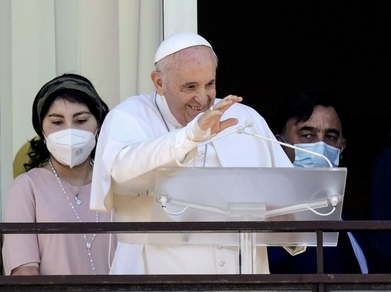 ARCHIVO - El papa Francisco aparece en un balcón del Policlínico Universitario Agostino Gemelli, 11 de julio de 2021, ya recuperado de una operación de intestino. Francisco , de 86 años, regresó al Gemelli el miércoles 7 de junio de 2023 para una nueva operación. (AP Foto/Alessandra Tarantino, file)