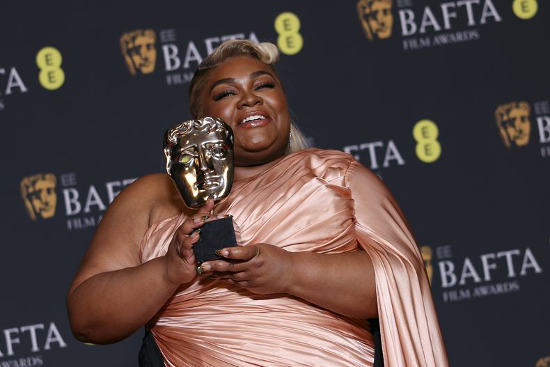 DaVine Joy Randolph, ganadora del premio a mejor actriz de reparto por The Holdovers, posa en la 77a entrega de los Premios de la Academia Británica de Cine (BAFTA) en Londres el domingo 18 de febrero de 2024. (Foto Vianney Le Caer/Invision/AP)