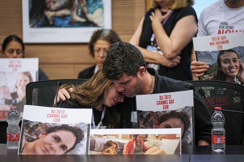 Familiares de los rehenes capturados por Hamás que siguen siguen en Gaza, asisten a una reunión de una comisión parlamentaria para discutir la situación de las mujeres retenidas, en Jerusalén, el 2 de abril de 2024. (AP Foto/Ohad Zwigenberg)