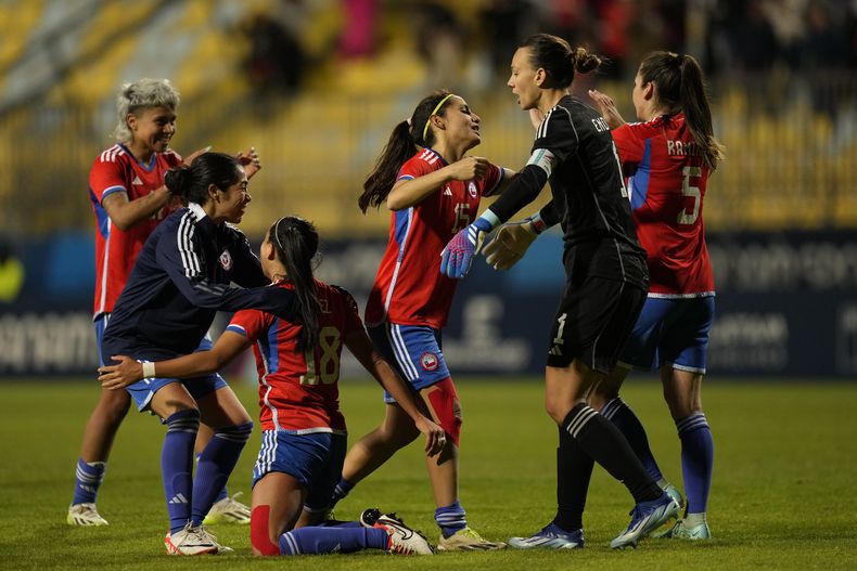 Las jugadoras de Chile celebran tras derrotar 2-1 a Estados Unidos en las semifinales del fútbol femenino de los Juegos Panamericanos en Viña del Mar, Chile, el martes 31 de octubre de 2023. (AP Foto/Silvia Izquierdo)