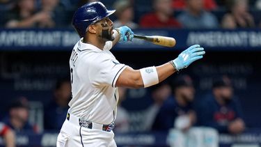 Yandy Díaz, de los Rays de Tampa Bay, observa el vuelo de la pelota de un elevado de sacrificio contra Alec Gamboa, de los Medias Rojas de Boston, durante la octava entrada del juego de béisbol de Grandes Ligas, el lunes 8 de junio de 2026, en San Petersburgo, Florida. (AP Foto/Chris OMeara)