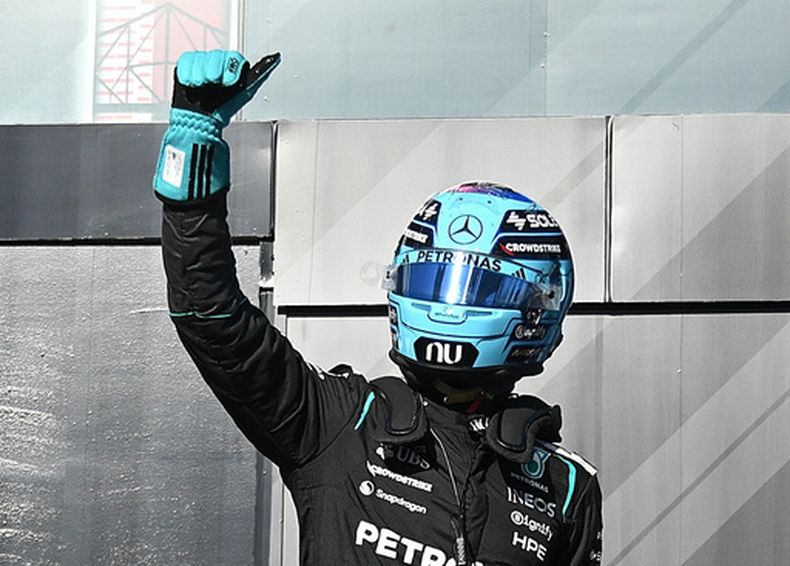 El briánico George Russell, piloto de Mercedes, celebra después de haber cosneguido la pole para la carrera Sprint del Gran Premio de Canadá de Fórmula 1, el viernes 22 de mayo de 2026, en Montreal. (Graham Hughes/The Canadian Press via AP)