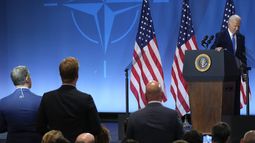 El presidente Joe Biden sale del podio después de una conferencia de prensa el 11 de julio de 2024, el último día de la cumbre de la OTAN en Washington. (Foto AP/Jacquelyn Martin)