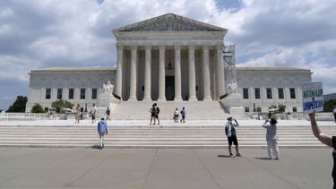 Personas frente a la sede de la Corte Suprema de Estados Unidos, el martes 18 de junio de 2024, en Washington. (AP Foto/Jose Luis Magana)