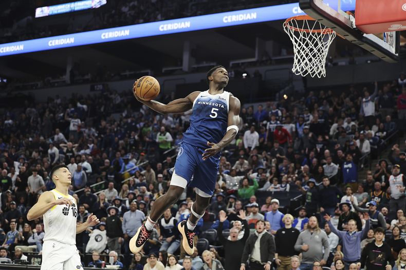 Anthony Edwards, base de los Timberwolves de Minnesota, salta para encestar en el encuentro del sábado 4 de noviembre de 2023, ante el Jazz de Utah (AP Foto/Stacy Bengs)