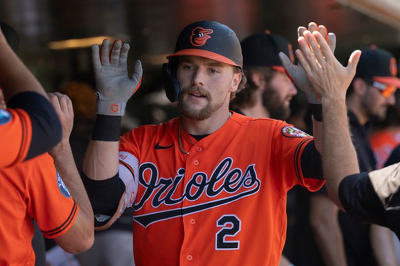 Gunnar Henderson de los Orioles de Baltimore celebra en el dugout su jonrón en la primera entrada ante los Atléticos el domingo 30 de agosto del 2026. (AP Foto/Sara Nevis)