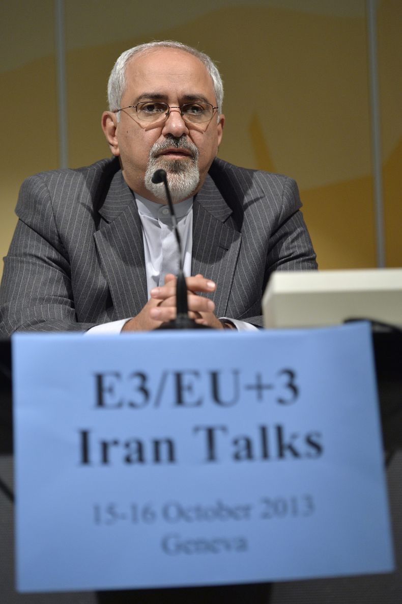 El ministro iran&iacute; de Relaciones Exteriores Mohamad Javad Zarif en una rueda de prensa tras dos d&iacute;as de negociaciones a puerta cerrada en Ginebra, Suiza, el mi&eacute;rcoles 16 de octubre del 2013. (Foto AP/Keystone, Martial Trezzini)