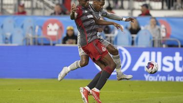 Aime Mabika, de Toronto FC, disputa un balón con el hondureño Romell Quioto, del Montreal, el martes 9 de mayo de 2023 , en los cuartos de final del campeonato canadiense (Chris Young/The Canadian Press via AP)