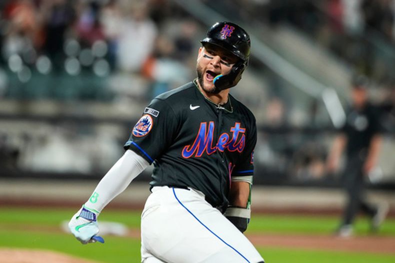 Bo Bichette (19), de los Mets de Nueva York, celebra un jonrón solitario durante la segunda entrada de un partido de béisbol contra los Bravos de Atlanta, el viernes 12 de junio de 2026, en Nueva York. (Foto AP/Eduardo Munoz Alvarez)