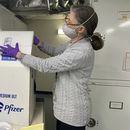 Museo del Smithsonian recibe frasco de primera vacuna COVID