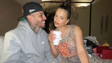 rauw alejandro se tatuo a rosalia en el abdomen [foto]