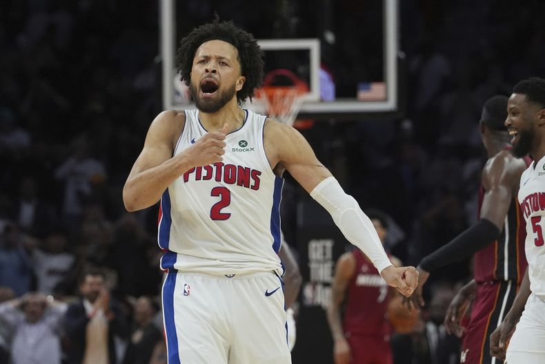 Cade Cunningham (2), de los Pistons de Detroit, celebra después de anotar la canasta de la victoria en el partido de baloncesto de la NBA en contra del Heat de Miami, el miércoles 19 de marzo de 2025, en Miami. (AP Photo/Marta Lavandier)