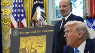El presidente estadounidense Donald Trump habla junto con el secretario de Comercio, Howard Lutnick, en la Oficina Oval de la Casa Blanca, el viernes 19 de septiembre de 2025, en Washington. (AP Foto/Alex Brandon)