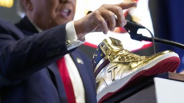 El precandidato republicano a la presidencia, el expresidente Donald Trump, durante una convención de zapatos deportivos en Filadelfia, el sábado 17 de febrero de 2024. (AP Foto/Manuel Balce Ceneta)
