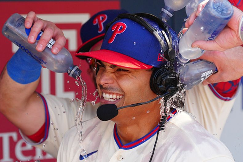 El lanzador de los Filis de Filadelfia, Jesús Luzardo, es empapado por sus compañeros en la cueva tras un partido de béisbol contra los Bravos de Atlanta, el lunes 7 de septiembre de 2026, en Filadelfia. (Foto AP/Derik Hamilton)