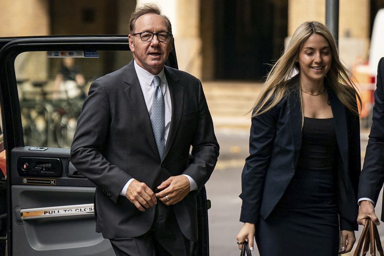 El actor Kevin Spacey llega al Tribunal de la Corona en Southwark, Londres, donde está acusado de tres cargos de agresión indecente, siete cargos de agresión sexual, un cargo de hacer que una persona participe en actividades sexuales sin consentimiento y un cargo de causar una persona a participar en actividad sexual con penetración sin consentimiento entre 2001 y 2005, el jueves 13 de julio de 2023. (Aaron Chown/PA vía AP)