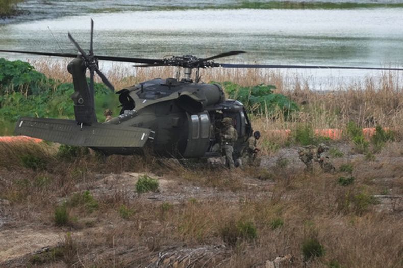 Tropas desembarcan de un helicóptero del Ejército estadounidense en una isla junto al río Bravo, en Texas, el jueves 8 de octubre de 2026. (AP Foto/Eric Gay)