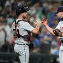 El catcher Jake Rogers, felicita al pitcher Alex Lange, de los Tigres de Detroit, quien logró el salvamento en el juego del viernes 14 de julio de 2023, ante los Marineros de Seattle (AP Foto/Lindsey Wasson)
