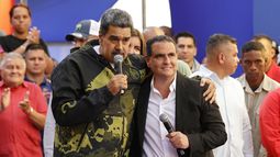 ARCHIVO – El presidente venezolano Nicolás Maduro, izquierda, y Alex Saab durante un evento para conmemorar el aniversario del golpe de Estado de 1958 en el que el dictador Marcos Pérez Jiménez fue derrocado, en Caracas, Venezuela, el 23 de enero de 2024. (AP Foto/Jesus Vargas, Archivo)