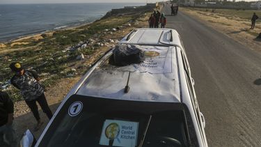 ARCHIVO - Civiles palestinos inspeccionan un vehículo con el logo de la organización benéfica World Central Kitchen que fue impactado por ataque aéreo israelí en Deir al Balah, Franja de Gaza, el 2 de abril de 2024. (AP Foto/Ismael Abu Dayyah, archivo)