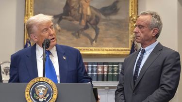 ARCHIVO – El presidente Donald Trump, izquierda, habla con el secretario de Salud y Servicios Humanos, Robert F. Kennedy Jr., en un evento realizado en el Salón Roosevelt de la Casa Blanca, el 12 de mayo de 2025, en Washington. (AP Foto/Mark Schiefelbein, Archivo)