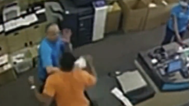 devolucion de un paquete en oficina de ups termina a golpes