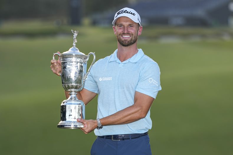 Wyndham Clark sostiene el trofeo tras ganar el Abierto de Estados Unidos en el Country Club de Los Ángeles el domingo 18 de junio del 2023. (AP Foto/George Walker IV)