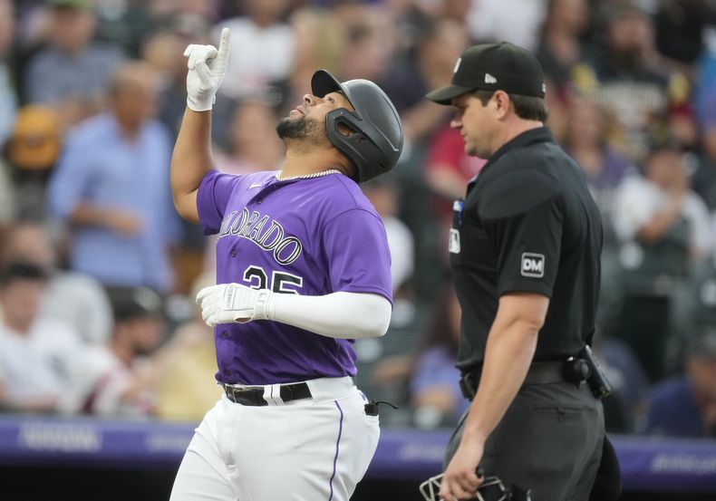 El venezolano Elías Díaz, de los Rockies de Colorado, festeja luego de conectar un jonrón de dos carreras en el juego del viernes 18 de agosto de 2023, ante los Medias Blancas de Chicago (AP Foto/David Zalubowski)