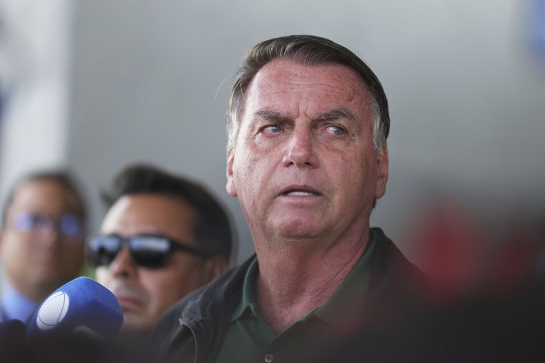 El expresidente de Brasil, Jair Bolsonaro, habla con reporteros al llegar al Aeropuerto Internacional de Brasilia, en Brasilia, Brasil, el martes 25 de marzo de 2025. (AP Foto/Luis Nova)