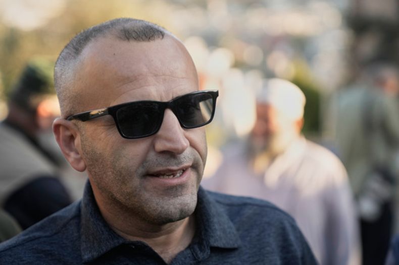 Loui Ridi, un palestino-estadounidense afincado en Ohio, llega a la casa de sus padres en Qusra, Cisjordania, el 17 de agosto de 2026. (Foto AP/Majdi Mohammed)