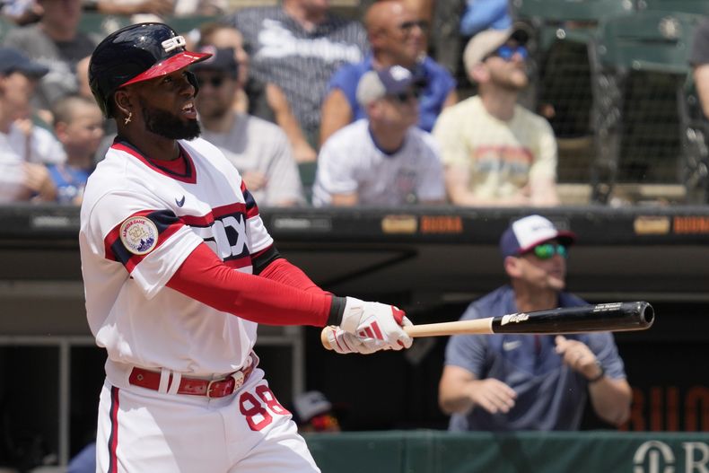 Luis Robert Jr. de los Medias Blancas tras conectar un jonrón en el cuarto inning ante los Medias Rojas de Boston, el domingo 25 de junio de 2023. (AP Foto/Nam Y. Huh)
