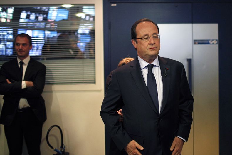 El presidente franc&eacute;s Francois Hollande aguarda a ser entrevistado por la cadena de televisi&oacute;n BFM en Par&iacute;s el martes 6 de mayo del 2014. (Foto AP/Thibault Camus)