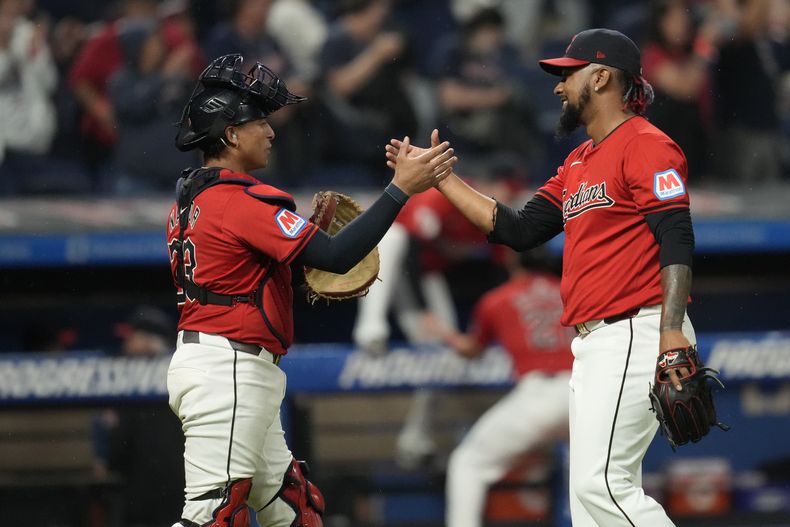 El cátcher de los Guardianes de Cleveland Bo Naylor saluda al pitcher Emmanuel Clase al final del encuentro de la MLB ante los Rojos de Cincinnati el martes 24 de septiembre del 2024. (AP Foto/Sue Ogrocki)