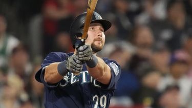 El receptor Cal Raleigh observa su jonrón de dos carreras que conectó al abridor de los Medias Rojas de Boston, Tanner Houck, en la quinta entrada del partido en el Fenway Park, en Boston, el lunes 15 de mayo de 2023. (AP Foto/Charles Krupa)