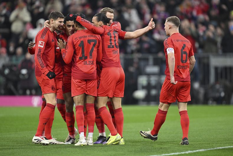 Jugadores de Múnich celebran el gol de Jamal Musiala durante el partido de fútbol de la Bundesliga entre Bayern Múnich y RB Leipzig en el Allianz Arena, Múnich, Alemania, el viernes 20 de diciembre de 2024. (Sven Hoppe/dpa vía AP)