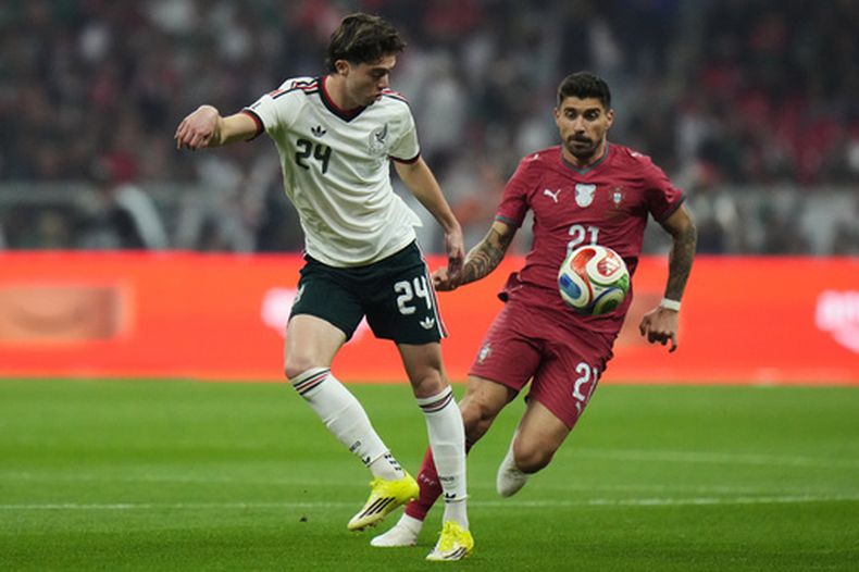 ARCHIVO - El mexicano Brian Gutiérrez (izquierda) toca al balón frente al portugués Ruben Neves durante un partido amistoso, el 28 de marzo de 2026, en la Ciudad de México. (AP Foto/Eduardo Verdugo)