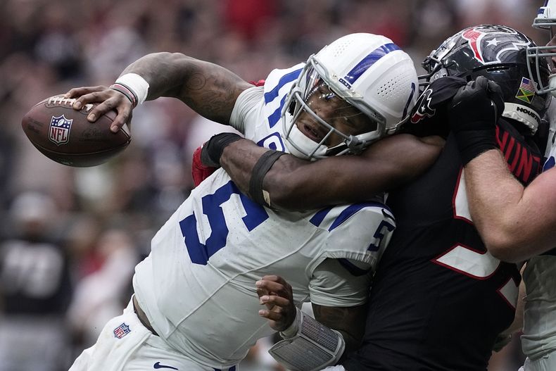 El quarterback de los Colts de Indianápolis Anthony Richardson es capturado por el defensive end de los Texans de Houston Danielle Hunter en el encuentro del domingo 27 de octubre del 2024. (AP Foto/Tony Gutierrez)