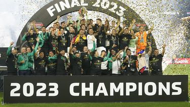 León celebra tras conseguir el título de la Liga de Campeones de la CONCACAF al vencer en el duelo de vuelta al LAFC el domingo 4 de junio del 2023. (AP Foto/Marcio Jose Sanchez)