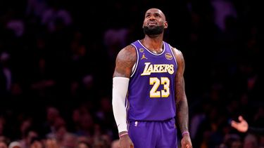LeBron James, de los Lakers de Los Ángeles, observa el tablero durante la segunda mitad del quinto juego de la serie de primera ronda de los playoffs del baloncesto de la NBA contra los Rockets de Houston, el miércoles 29 de abril de 2026, en Los Ángeles. (AP Foto/Mark J. Terrill)