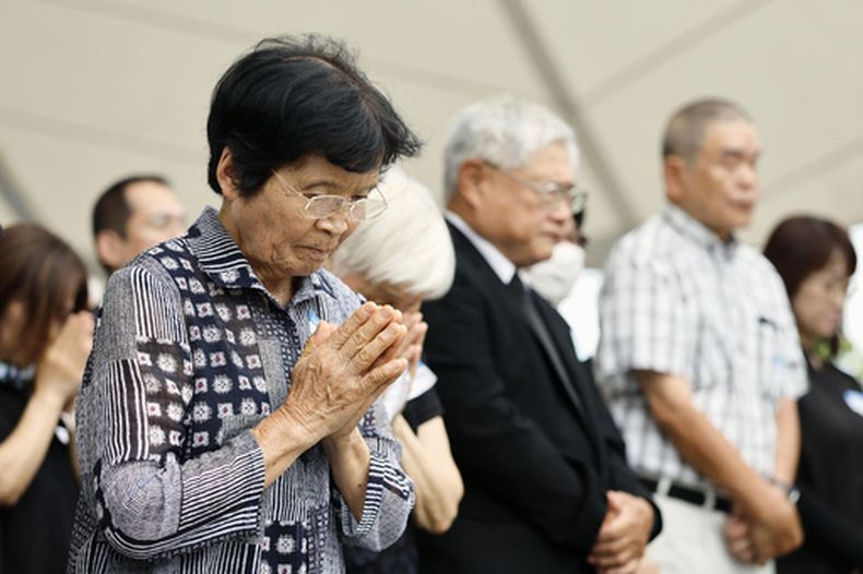 Gente guarda un minuto de silencio durante una ceremonia por el 81 aniversario de la explosión de una bomba atómica estadounidense, en el Parque de la Paz de Nagasaki, en el sur de Japón, el domingo 9 de agosto de 2026. (Taichi Nagahisa/Kyodo News via AP)