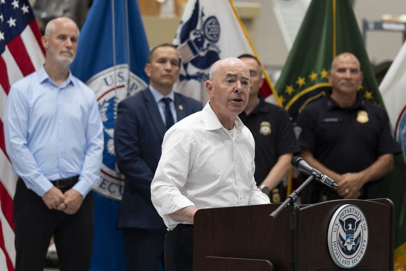 El secretario de Seguridad Nacional, Alejandro Mayorkas, habla durante una rueda de prensa en Tucson, Arizona, el miércoles 26 de junio de 2024. (AP Foto/Jae C. Hong)