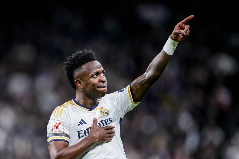 Vinicius Junior del Real Madrid celebra tras anotar el primer gol de su equipo en la goleada ante el Girona en la liga española en el Estadio Santiago Bernabeu el sábado 10 de febrero del 2024.(AP Foto/Manu Fernandez)